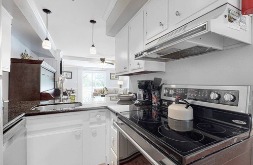 Ocean Ridge House | Beautiful Dog-friendly condo with full kitchen, free wifi and golf course views