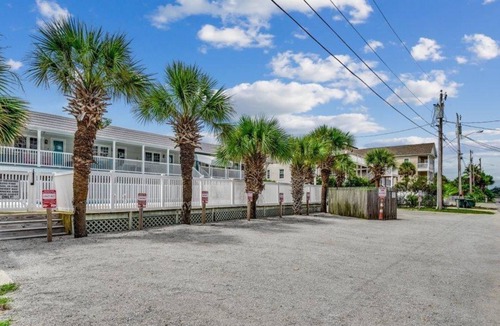 Cherry Grove Beach Condo | Beautiful Efficiency Condo Across The Street from Beach. Great Pool & Deck Area.