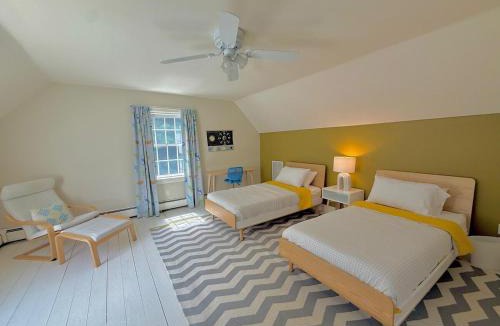 Glendale House | Beautiful House in the Woods, Huge Yard, Hot Tub
