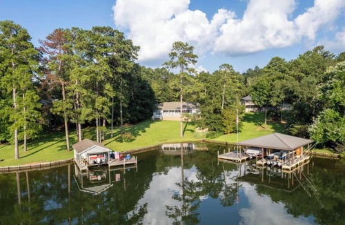 Milledgeville House | Beautiful lake-side 4 Bedroom! Just 15 mins from GCSU & downtown Milledgeville!
