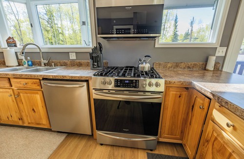 Huffman - O' Malley House | Beautiful South Anchorage 5-Bedroom House with Extra Large Deck and Patio