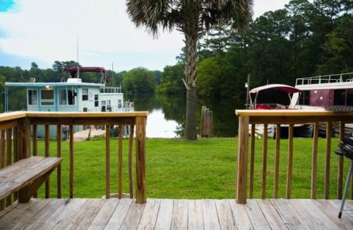 Eutawville Hotel | Bells Marina & Fishing Resort - Santee Lake Marion by I95 - Family Adventure, Pets on Request!