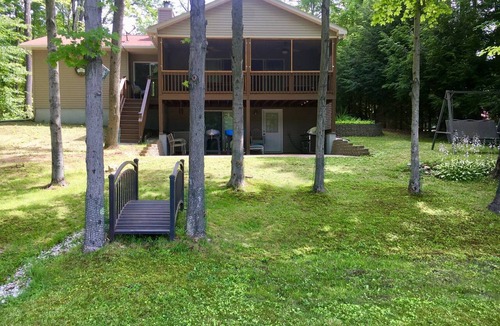 Sherwood Forest House | Berkshires Lakefront Gem. Cozy home w/hiking, swimming & all things cultural!