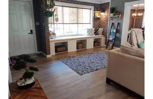 Hermann House | Between the vines BnB: 3 bdrm rustic/modern home