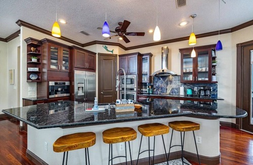 Weeki Wachee Gardens House | Bigfoot Bungalow -Enjoy being directly on clear waters of the Weeki Wachee River