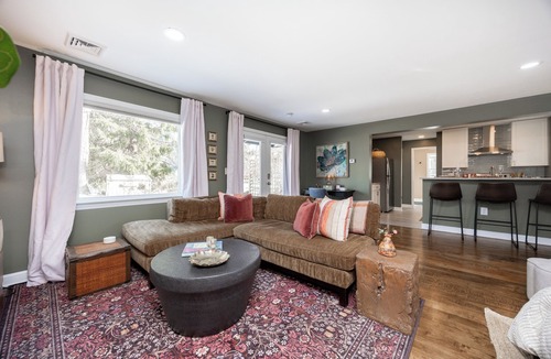 Kennett Square Cottage | Blue Lotus, LUXE Cottage, in walkable Kennett Square near Longwood Gardens