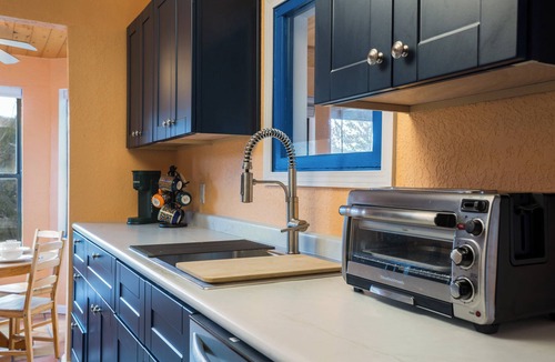 Zuzax Cabin | Blue Pine Cabin: 5 miles to Paako Ridge Golf