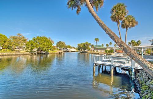 Homosassa House | Boat Dock & Porch: Riverfront Retreat in Homosassa