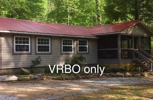 Skyland House | Bold Stream/Waterfall/Fire Pit/Gas Grill/Screened Porch-close to Lake Lure, AVL