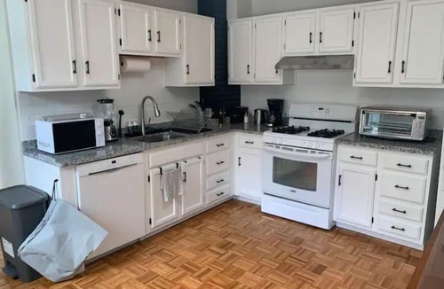 Spring Hill Condo | Boston 2bd King Bed near Harvard, MIT, subway near Boston. On-site free Parking