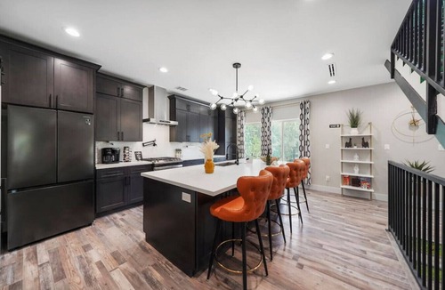 Foster Place House | Both Units · Luxury Htx High-rise Hottest Ctrl Area + King Beds
