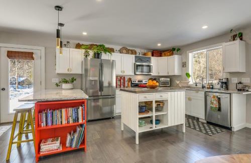 Bradford House | Bradford Group Getaway! Cabin w/Deck & Fire Pit
