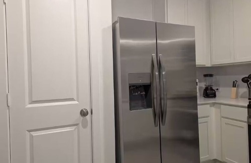 Humble House | Brand New Built Modern Oasis-8 Minutes from IAH Airport and restaurants/stores.