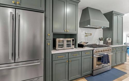 Conestee House | Breathtaking Private Lakefront House with Swim Spa, Pickleball Court, Game room & Theater, Sauna, Dock, Firepit and Golf Putting Green