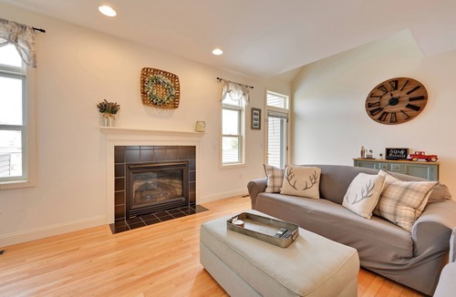 West Hartford Apartment | Bright Condo w/Community Perks: Near Ski Quechee!