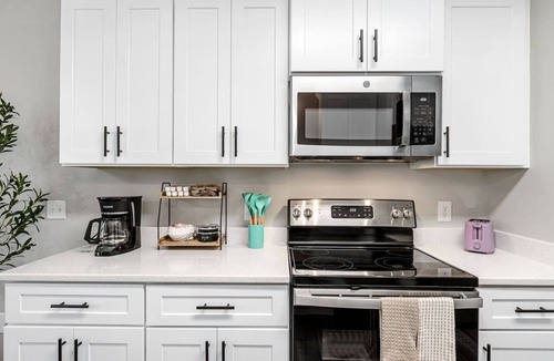 Taylors House | Bright & Modern New Home, King Beds | Sleeps 8 |10 min to Greenville & Paris Mtn