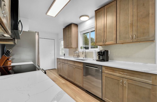 Northeast Anchorage House | Bright, spacious 5 bedroom 2.5 bathroom home with hot tub & great outdoor space!