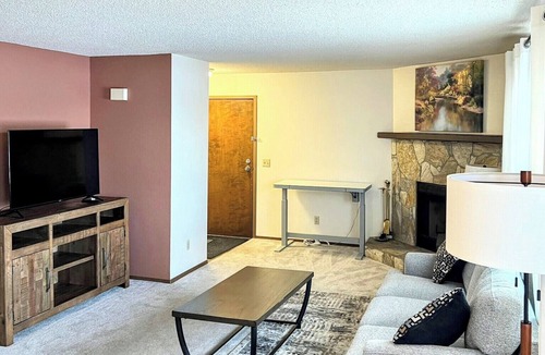 Fairview Apartment | Bright & Spacious Downtown 2 Bedroom Apt w/King bed!