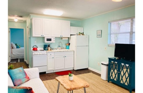 Tybee Island House | Bubble Gum Apt “B”, 2 blocks to the Beach! Sleeps 2 adults