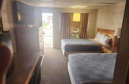 Quinter Hotel | Budget-Friendly Stay w/Comfortable Beds + Convenient Highway Access - 2 Units!