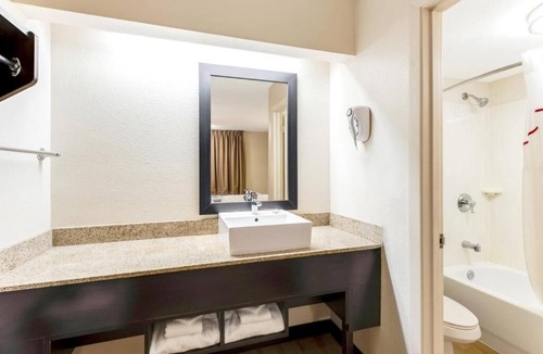 Charleston Hotel | Budget-Friendly Stay Perfect for Charleston Explorers