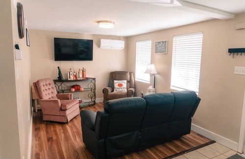 Arcadia House | Bungalow Home with EV charger - No Cleaning Fee