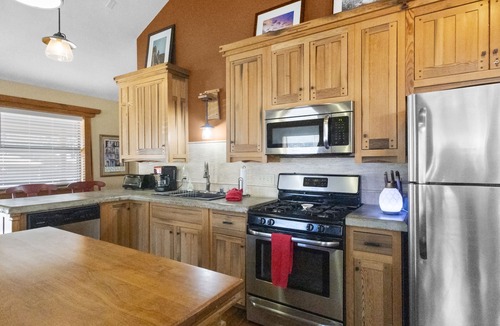 Red River House | "Camp Lil Henry" Charming Cabin - On Main Street - Pet Friendly