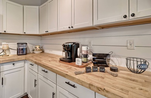 Ridgeway House | Canine Cove- Adorable 2-bedroom/2-bathroom house with Modern Upgrades!