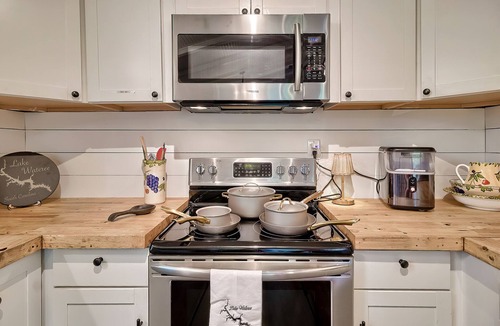 Ridgeway House | Canine Cove- Adorable 2-bedroom/2-bathroom house with Modern Upgrades!