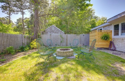 Brewster Cottage | Cape Cod Retreat w/Deck - Walk to Beach