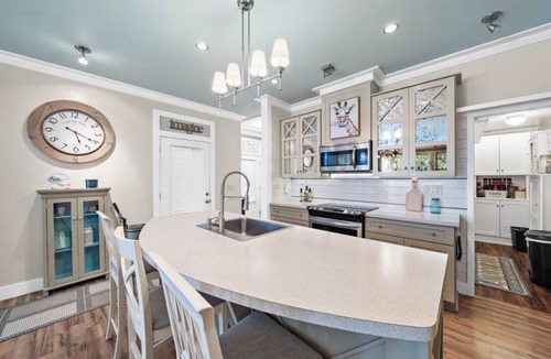 Eatonton Cottage | Captain’s Cove Lake Cottage with Dock, Pool, & Game Room