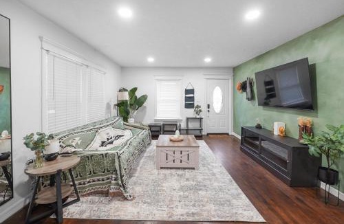 Greater Heights House | Casa Hosum - 7 mins Downtown Sleeps 9 King Bed Fenced Yard