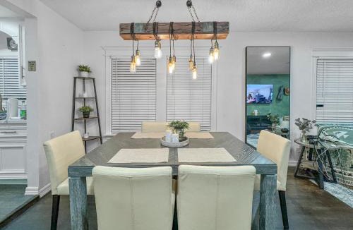Greater Heights House | Casa Hosum - 7 mins Downtown Sleeps 9 King Bed Fenced Yard
