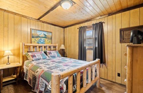 Dillsboro House | Cast Away - Riverfront Cabin, Mountain Views, Fishing, and Hiking!