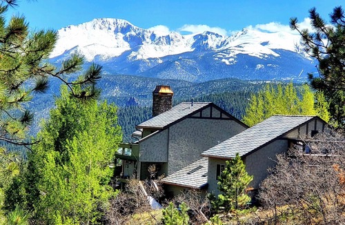 Woodland Park House | Castle with Pikes Peak Views & Hot Tub Bus. license #008672