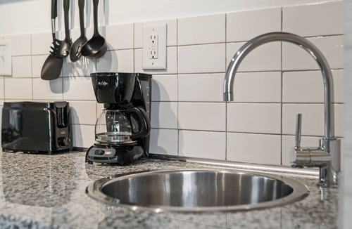 Brookwood Apartment | (CCD) Convenient Studio only Blocks from Piedmont Hospital