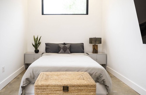 Hyde Park House | Central Austin Bungalow w/ Hot Tub & Detached Studio