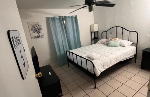 Downtown Phoenix House | Central Phoenix Value Stay Blue Room