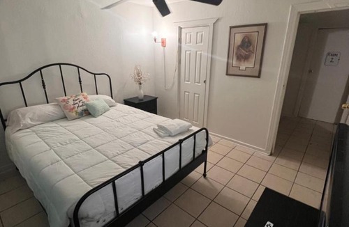 Downtown Phoenix House | Central Phoenix Value Stay Blue Room