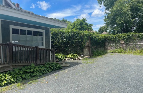 Brattleboro House | Charming 1-bedroom bungalow with AC in Brattleboro
