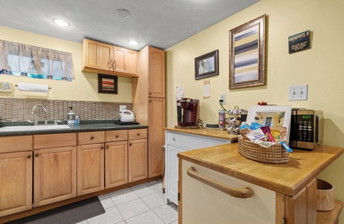West Medford Apartment | Charming 1-bedroom well located Garden Apartment in Historic West Medford