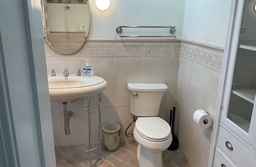 Airport Township Apartment | Charming 1 bedroom with AC and WiFi in lovely Saint Ann