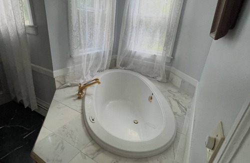 Edgewood Bed & Breakfast | Charming 1-bedroom with full kitchen Charles Newhall House by BrownUniversity