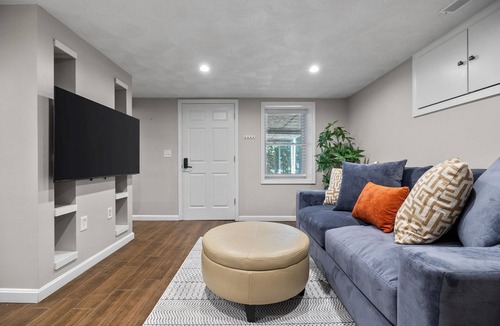Reading Apartment | Charming 1BR apt -close to public transit -has parking -30min drive to BOS/Salem