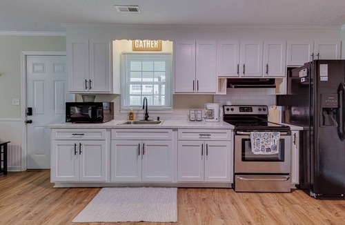 Easley House | Charming 2-Bd 1-Ba home in Easley near GVL & Clemson w/WiFi, Self check-in & AC