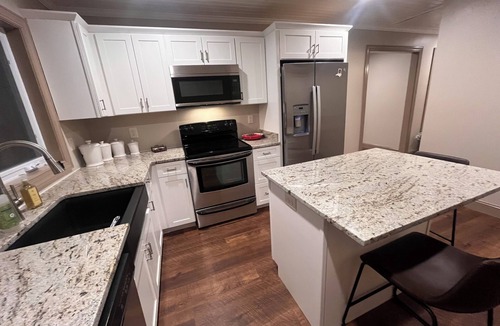 West Jefferson House | Charming 2-bedroom house in downtown West Jefferson! Amazing location!