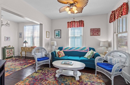 San Jacinto Cottage | Charming 2-bedroom cottage in beautiful Galveston with AC, WiFi
