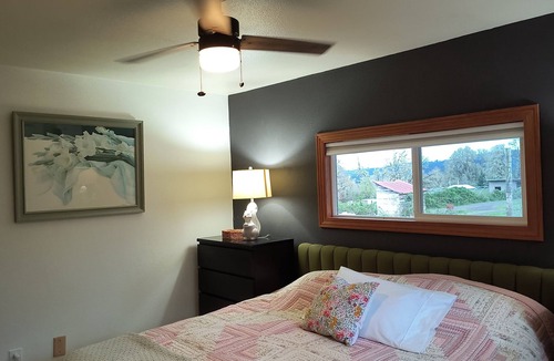 Willamina Other | Charming 2-bedroom farmhouse in Willamina's relaxing countryside.