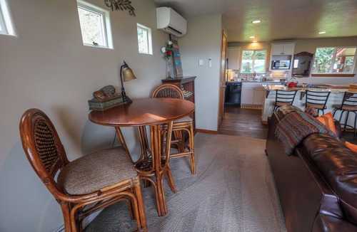 Western House | Charming 2-bedroom townhome with AC in Eugene