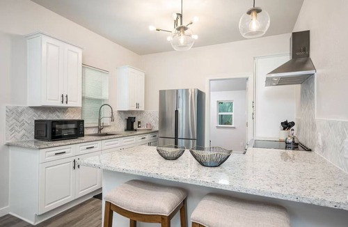 Government Hill House | Charming 2-bedroom house in wonderful San Antonio with AC
